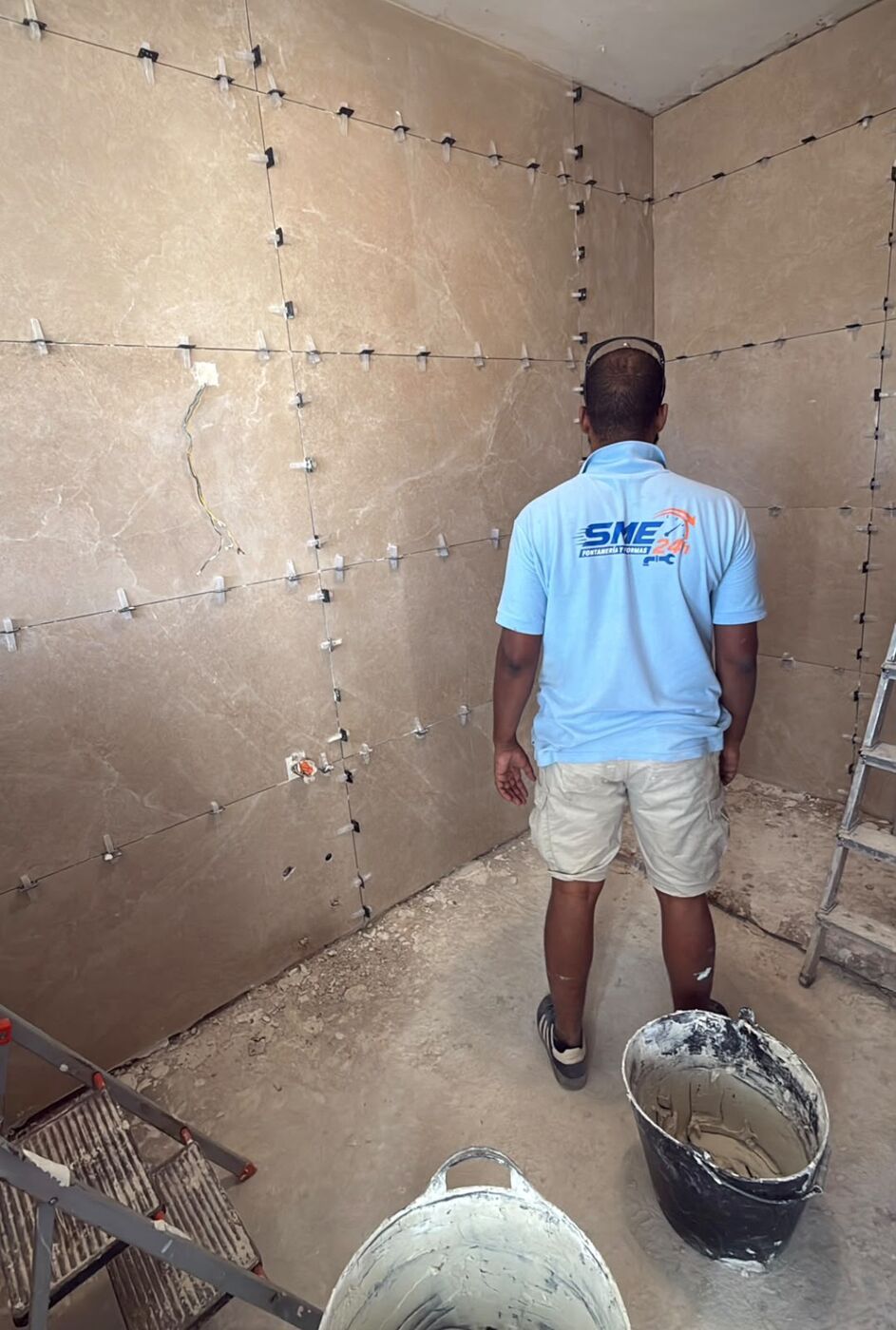 Técnico de SME en una reforma de baño
